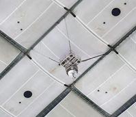 　岡本和の打球が当たったと思われる東京ドーム上の懸垂物（撮影・西岡正）