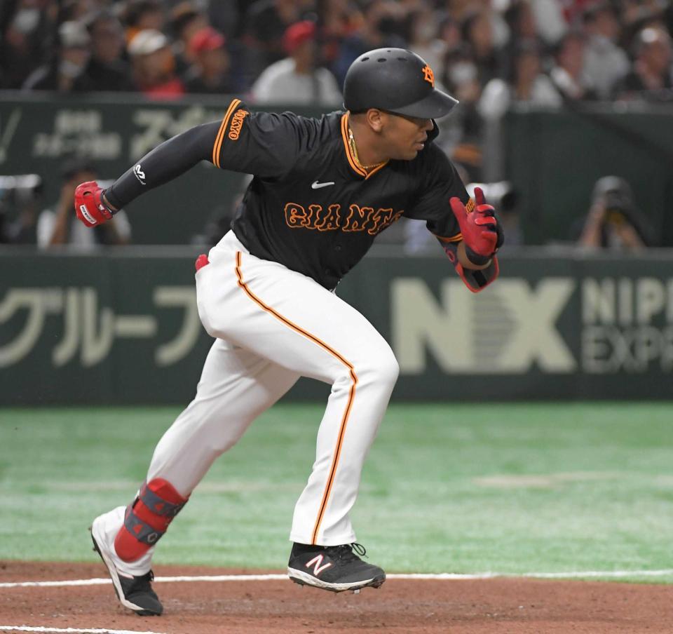 　６回、オコエは中前に逆転の２点適時打を放つ（撮影・佐藤厚）