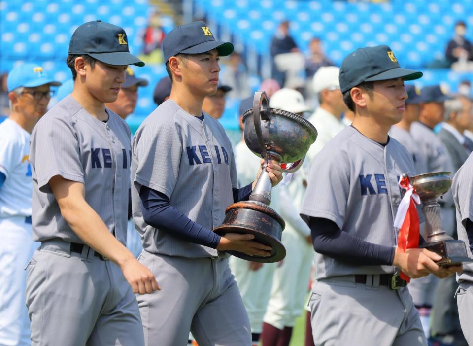 　開会式に臨む慶大・清原正吾（中央）＝撮影・吉澤敬太