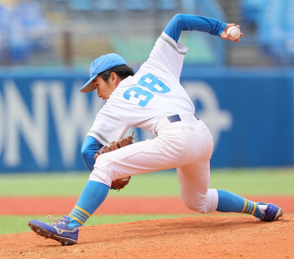 　父の元ロッテ・渡辺俊介氏とそっくりなフォームで投げる東大・渡辺向輝（撮影・吉澤敬太）