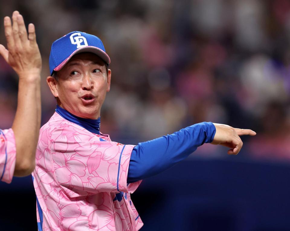 　阪神に勝利しナインを迎える立浪監督（撮影・山口登）