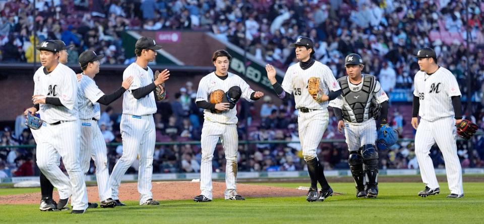 　楽天と引き分け、タッチを交わすロッテナイン