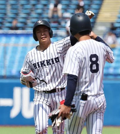 　４回、右前に先制２点適時打を放ちガッツポーズの立大・戸丸秦吾（撮影・金田祐二）