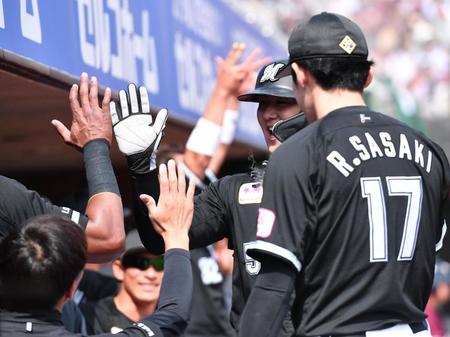 　１回、大下の左越え適時二塁打で三塁から生還し佐々木（１７）らナインとタッチを交わす山口（撮影・開出牧）