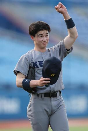 　勝利しスタンドにガッツポーズの慶大・丸田湊斗（撮影・金田祐二）