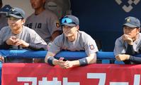 　ベンチ入りし笑顔の慶大・丸田湊斗（撮影・金田祐二）
