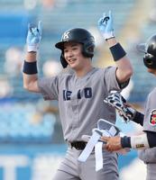 　８回、三塁内野安打に笑顔を見せる代打・慶大・丸田湊斗（撮影・金田祐二）