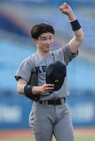 　勝利しスタンドにガッツポーズの慶大・丸田湊斗（撮影・金田祐二）