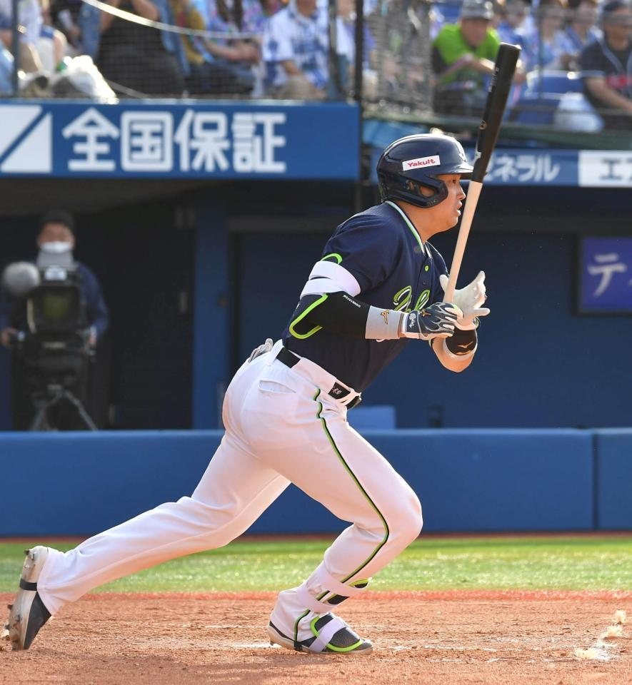 　７回、右前適時打を放つ村上（撮影・持木克友）