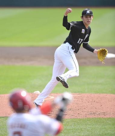 　２回、鈴木大（手前）をニゴロ併殺に打ち取る佐々木（撮影・開出牧）