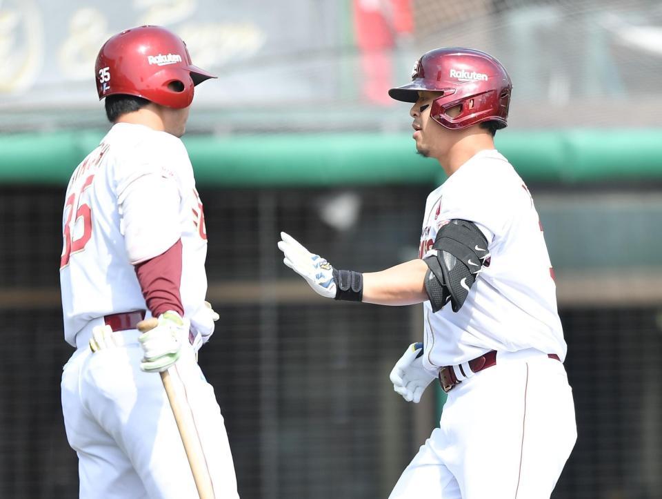 　１回、左越えソロを放ち次打者の島内とタッチを交わす浅村（撮影・開出牧）