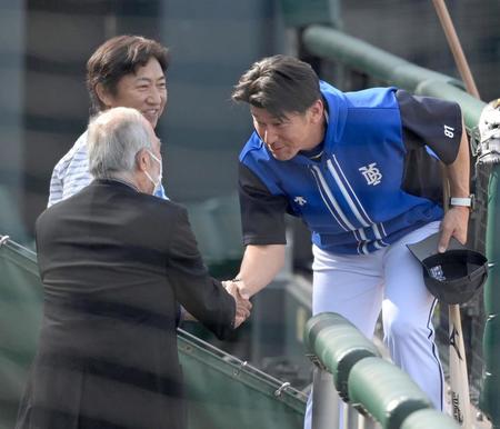 　安仁屋氏、田尾氏にあいさつする三浦監督（撮影・市尻達拡）