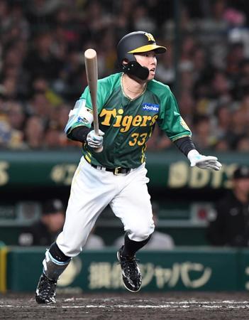 　７回、犠牲フライを放つ糸原（撮影・石井剣太郎）