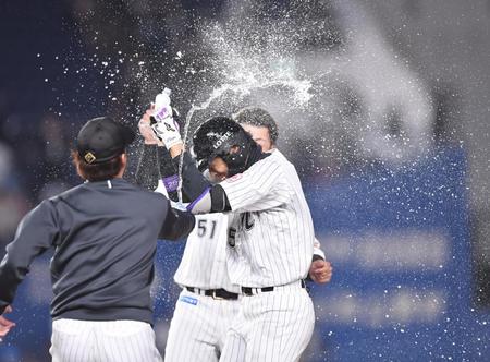 ロッテが今季初のサヨナラ勝ち　延長十一回に岡がＶ打「自分で決めたいと思った」　唐川が６回無失点　ポランコは同点２ラン