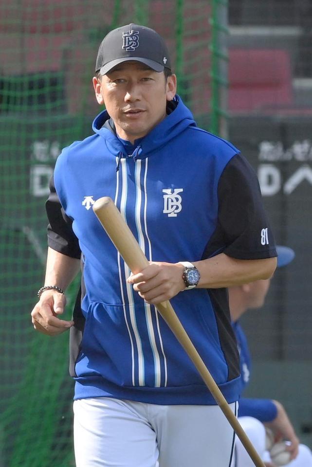 　広島戦の試合前練習に参加した三浦監督（撮影・市尻達拡）