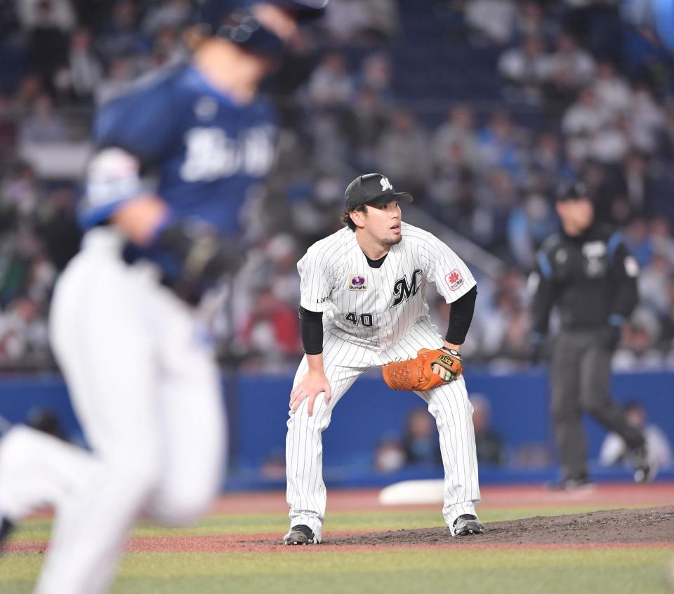 　７回、山村（手前）に逆転の右越え３ランを打たれぼう然とする２番手・西村（撮影・開出牧）