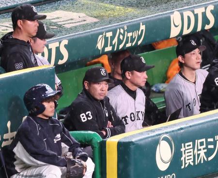 　９回、戦況を見守る阿部監督（８３）＝撮影・中田匡峻