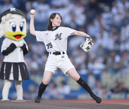 【写真】ジョッキーというより女優の美しさ　藤田菜七子が見事なノーバン始球式