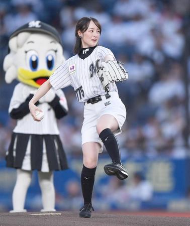 始球式を務める藤田菜七子＝ＺＯＺＯマリンスタジアム（撮影・開出牧）