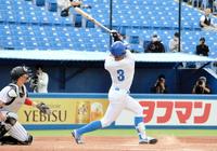 　今季１号を放つ青学大・西川（撮影・間宮涼）