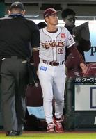 　７回、投手交代を告げるためベンチを出る今江監督