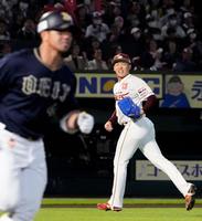 　７回、頓宮（手前）に３点三塁打を許した伊藤茉