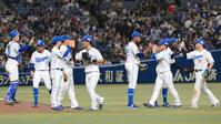 　ヤクルトに連勝しタッチする中日ナイン