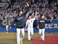 　試合後、スタンドのファンの歓声に応える（手前から）沢村、鈴木、西野（撮影・開出牧）