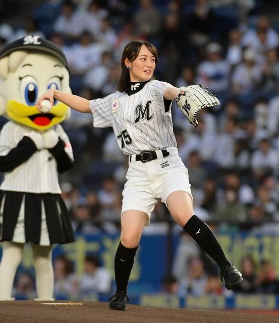 女性騎手の藤田菜七子が見事なノーバウンド始球式 「775」ユニで 