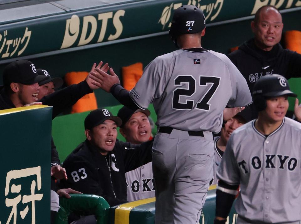 　３回、山崎伊の先制適時打で生還した岸田（２７）を迎える阿部監督（撮影・中田匡峻）