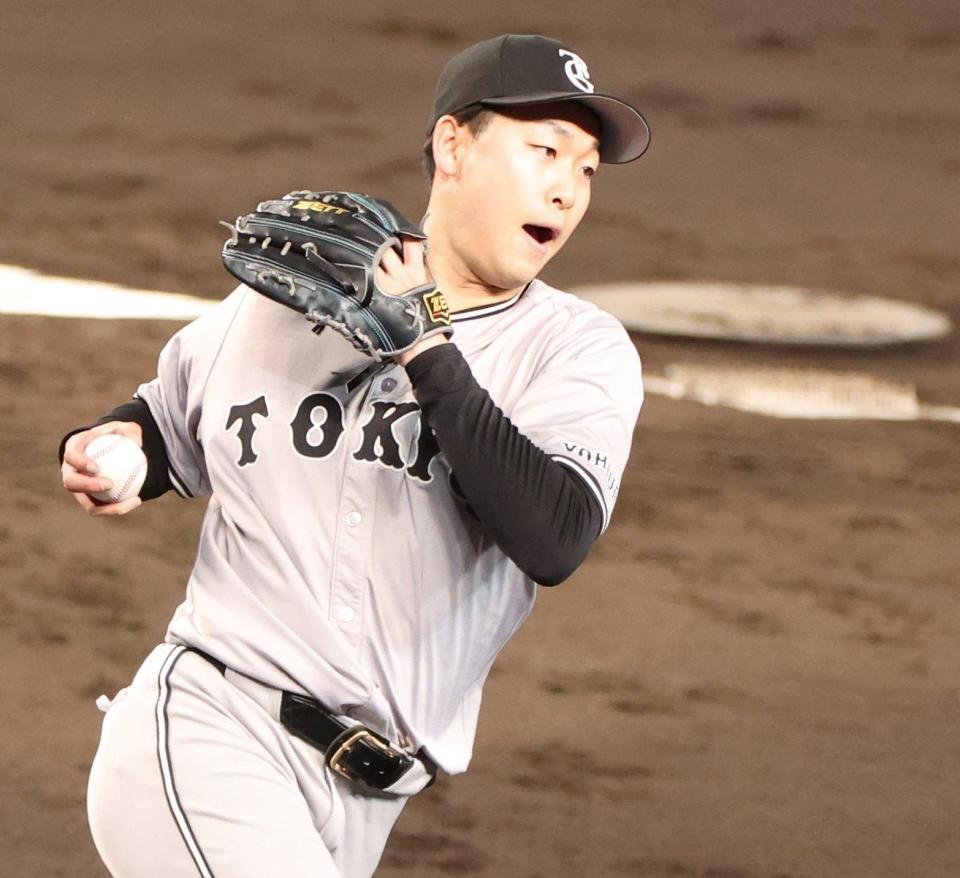 　６回、佐藤輝を投ゴロに抑えた山崎伊（撮影・中田匡峻）