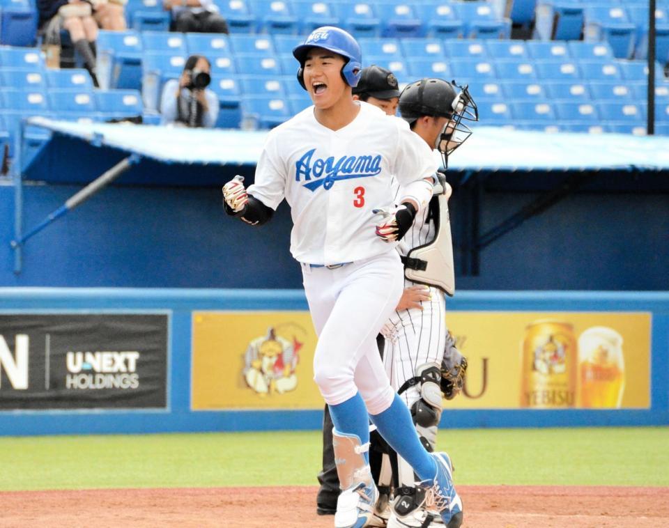 　今季１号を放ち雄たけびを上げる青学大・西川（撮影・間宮涼）