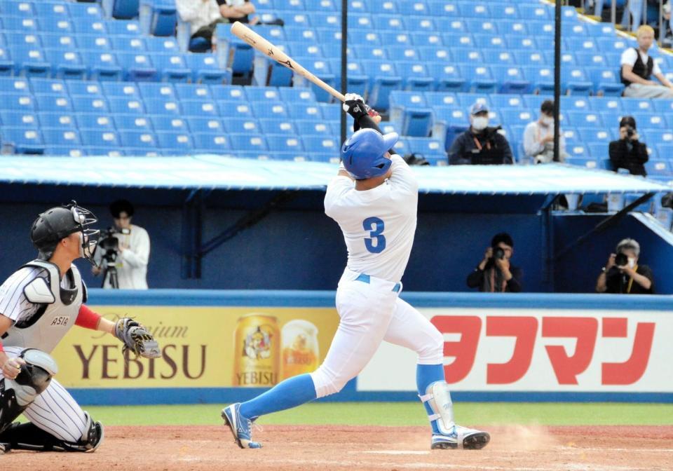 　今季１号を放つ青学大・西川（撮影・間宮涼）