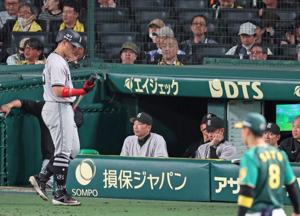 　５回表戦況を見守る阿部監督（中央）。左手前は右飛に倒れてベンチへ引き揚げる岡本和（撮影・立川洋一郎）