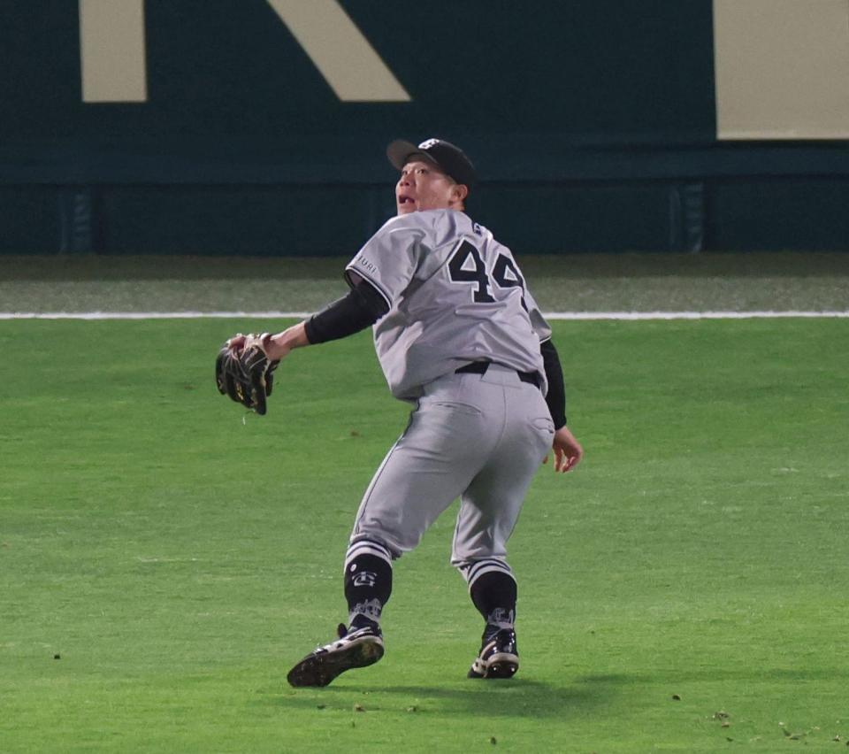 　３回、森下の打球に反応するも、体勢を崩した中堅手の佐々木（撮影・中田匡峻）