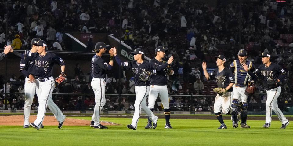 　楽天に勝利し、タッチを交わすオリックスナイン