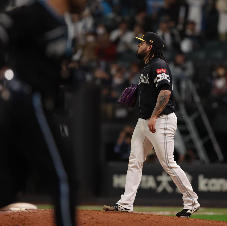 　１１回、マルティネス（左）に同点２ランを許したオスナ（撮影・中島達哉）