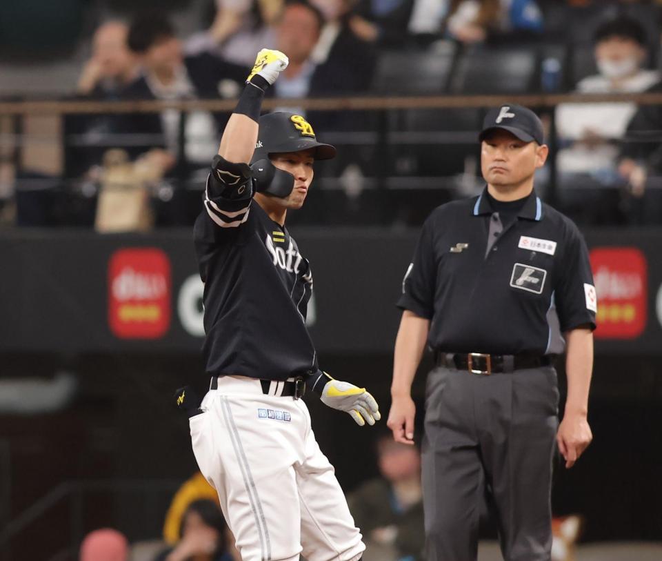 　１１回、適時打を放ち、ガッツポーズをする中村晃（撮影・中島達哉）