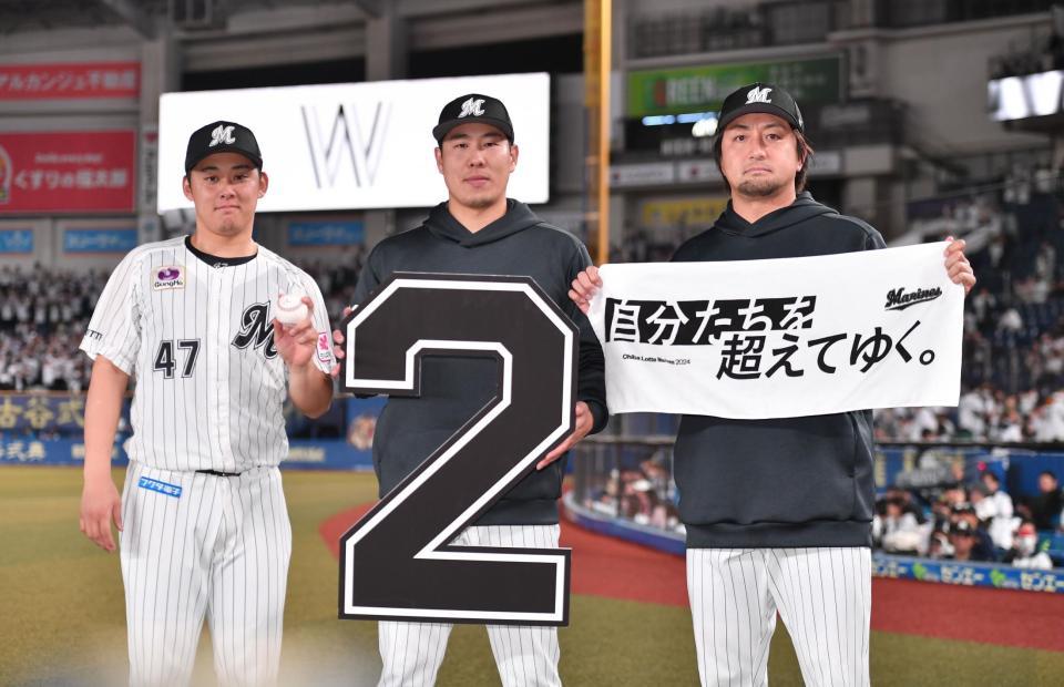 　完封リレーでチームを勝利に導いた（左から）プロ初セーブの鈴木、今季２勝目の西野、好リリーフで勝利に貢献した沢村（撮影・開出牧）