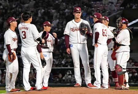 　５回、オリックスに追加点を許した内（中央）のもとに集まる楽天ナイン