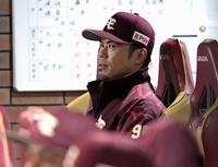 　５回、オリックスに追加点を許す展開に、ベンチでさえない表情の今江監督