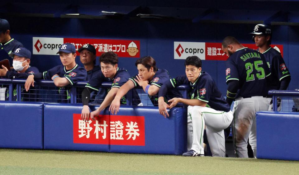 　９回表、劣勢の試合展開にベンチで元気のないヤクルトナイン