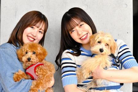 　日本ハムが愛犬と楽しめる「ワンだふるフェスティバル」を開催。エスコン内で犬を抱っこするファイターズガールの鈴木穂乃花さん（左）と田中杏奈さん（球団提供）