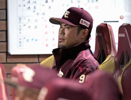 　５回、オリックスに追加点を許す展開に、ベンチでさえない表情の今江監督