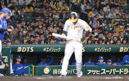 　５回、ベンチ内が消灯し、暗いムードの中日ベンチ（撮影・北村雅宏）