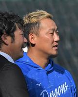 　試合前、岩田稔氏と談笑する中田（右）＝撮影・北村雅宏