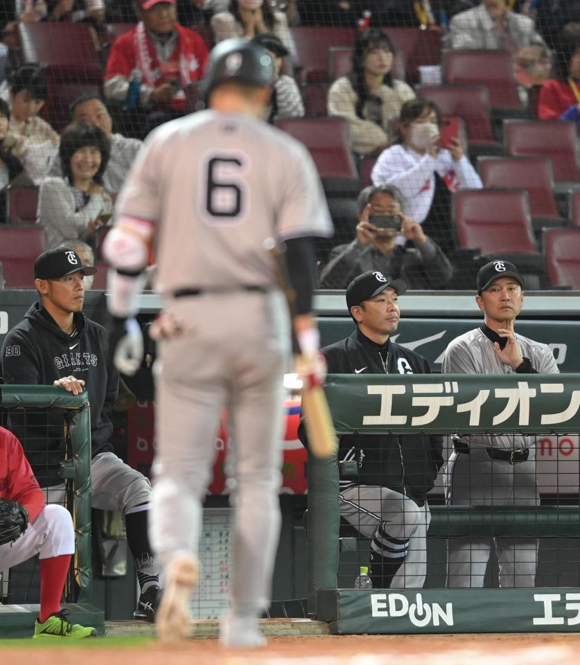 　６回、坂本は見逃し三振に倒れベンチに下がる（撮影・市尻達拡）