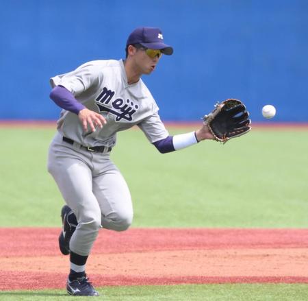 　１回、東大・榎本の打球を捕る明大・宗山塁（撮影・堀内翔）