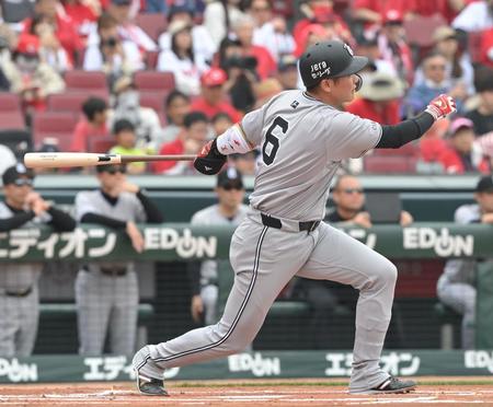 　１回、坂本は左前打を放つ（撮影・市尻達拡）