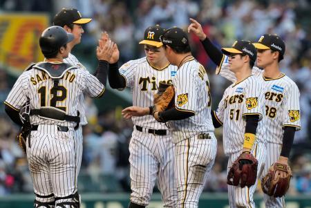 　中日を破って５連勝し、タッチを交わす阪神ナイン＝甲子園